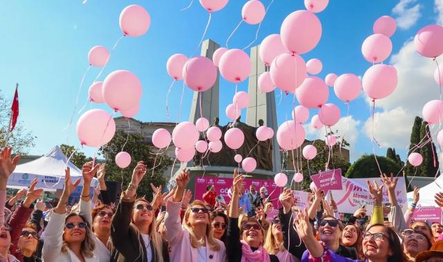 İstanbul Bakırköy'de pembe balonlar farkındalık için gökyüzünde