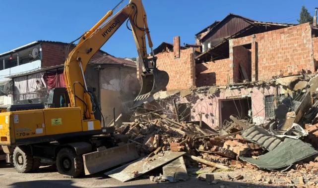 İzmit Belediyesinden kaçak yapı yıkımı