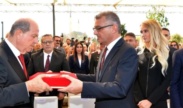 KKTC'de devir teslim tamam! Erhürman görevi Tatar'dan devraldı