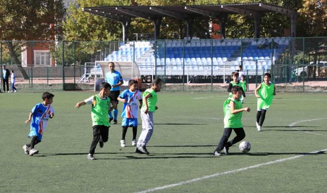 Konya Karatay'da ilkokullar arası futbol heyecanı