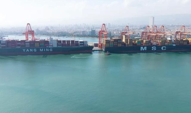 Mersin'in yeni terminali 400 metrelik mega gemiyi karşıladı