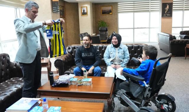 Soma’da Başkan Okur’dan minik Şenol’a forma hediyesi