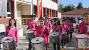 Amasya'da köy okulu bando kurdu