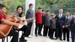 Artvin'de tulumla karşılanan Vali Ergün'den halı saha istediler