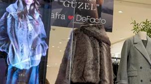 DeFacto'dan, Afra Saraçoğlu’nun Yapay Zekâ Destekli Hologramıyla Türkiye’de Bir İlk