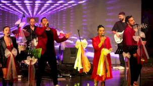 İzmir Güzelbahçe’de 102. yıl coşkusuna kortej ve konserli kutlama