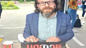 İzmir'de kültürle emek birleşti... Check-Up Oto Servis’te dostluk, üretim ve sanat konuşuldu