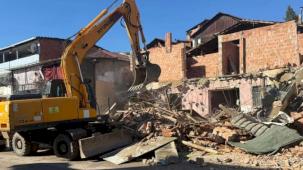 İzmit Belediyesinden kaçak yapı yıkımı