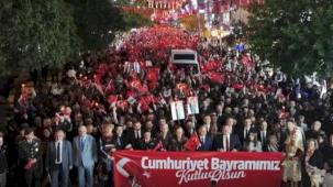 Manisa’da Cumhuriyet coşkusu meydanlara taştı