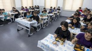 Mersin'de öğrencilere hem eğitim hem sıcak yemek desteği
