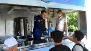 Muğla Büyükşehir sıcak bir çorba ile öğrencilerin yanında