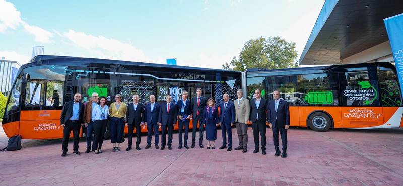 Türkiye'nin ilk 18 metrelik elektrikli otobüsü Gaziantep'te tanıtıldı