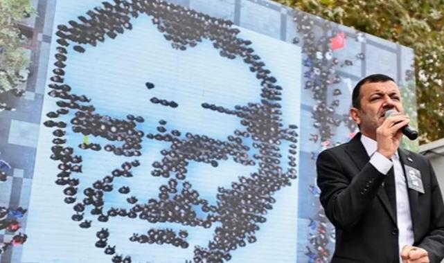 Denizli'de belediye personelleri Atatürk silüeti oluşturdu