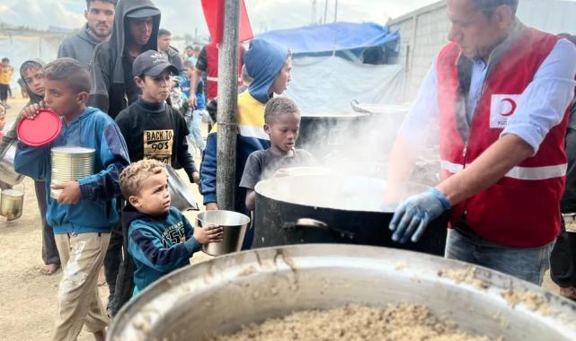 İyilik gemisi yardımları Gazze'de... Sıcak yemekler günlük 35 bine yükseldi