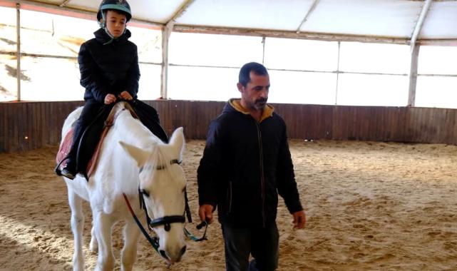 Kocaeli'de ara tatili at üstünde geçirdiler