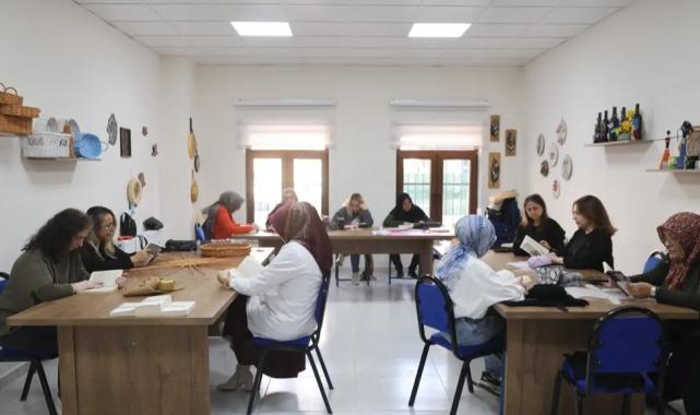 Nevşehir Belediyesi kursiyerlerine kitap okuma etkinlği
