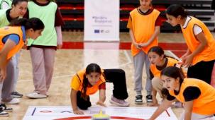 Antalya’da kız çocukları 'Floor Curling' ile tanışıyor