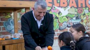 Dalında kalan mandalina halkla buluştu