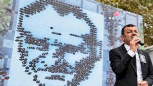 Denizli'de belediye personelleri Atatürk silüeti oluşturdu