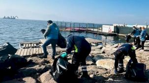 İzmir'de doğaseverler Karşıyaka'da kıyı temizliği yaptı