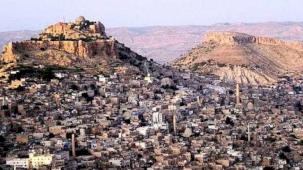 Mardin 1. Cadde'de tarihi dokuya aykırı unsurlar kaldırılıyor