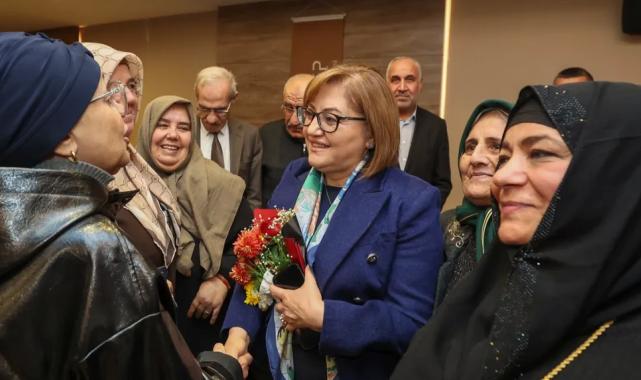 Umreden dönen ikinci kafile başkan Fatma Şahin ile buluştu