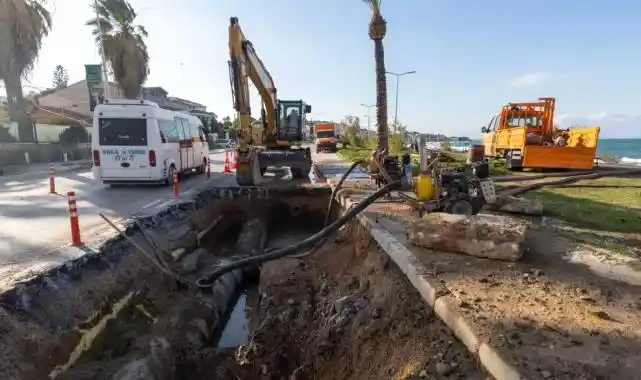 İzmir Mithatpaşa'da ana boru arızası için İZSU seferber oldu