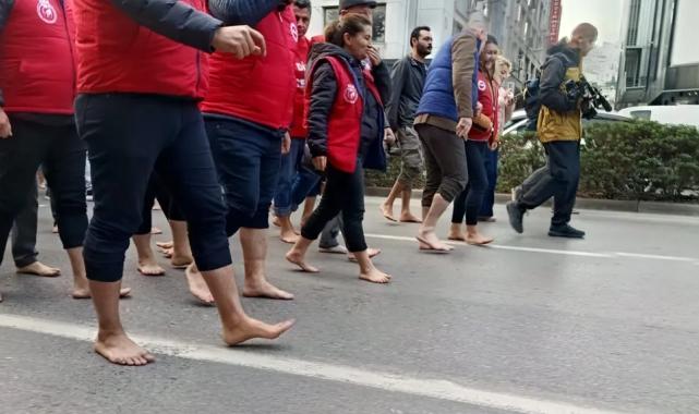 İzmir'de çıplak ayaklı protesto!