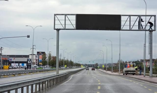 Sakarya'da sürücülere rehber olan dev ekran farklı noktaya alındı