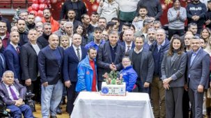 İzmir'de Başkan Tugay, yeni yıl öncesi sporcularla bir araya geldi