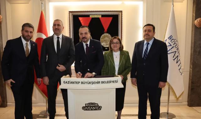 AK Parti Genel Başkan Yardımcısı Zorlu, Başkan Şahin'i makamında ziyaret etti