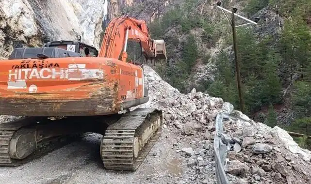 Antalya Büyükşehir ekiplerinden Alacami Yolu’nda heyelan çalışması