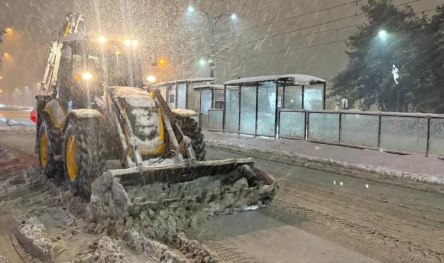 Gaziantep’te Büyükşehir ekipleri kar yağışına karşı görevde