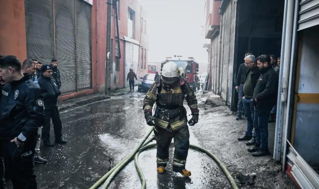 İzmir Buca'da depo yangını kısa sürede söndürüldü