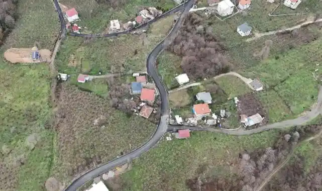 Sakarya'da mahallesi sakinlerinden asfalt teşekkürü