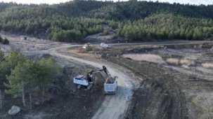 Çorum'da Çomar Barajı çevresinde yol genişletme çalışmaları sürüyor