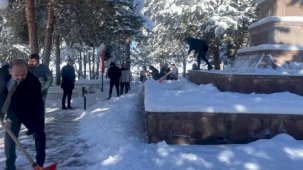 Erzurum'da şehitlikte duyarlılık örneği... Kürekleri alıp kar temizlediler