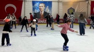 İstanbul Bakırköy'de buz pisti ara tatil gözdesi