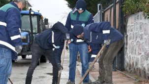 Manisa'da ekipler yağışa karşı sahada