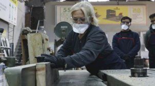 Mersin'de kadın mobilya ustaları yetiştiriyor