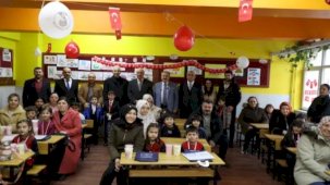 Mustafa Palancıoğlu öğrencilere karnelerini dağıttı