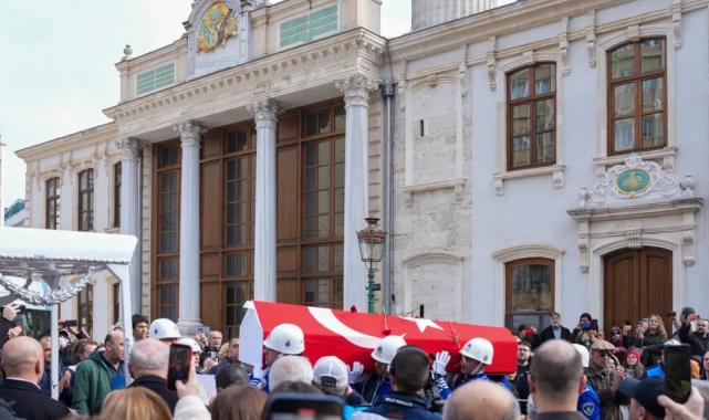 Usta tiyatrocu Haldun Dormen son yolculuğuna alkışlarla uğurlandı