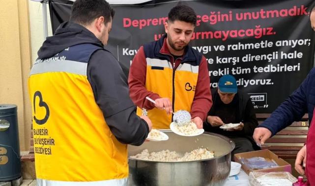 Balıkesir’de depremde hayatını kaybedenler için pilav hayrı