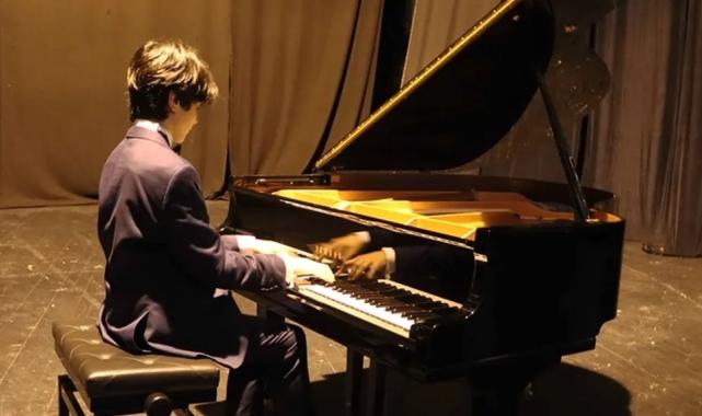 İstanbul Maltepe’de genç piyanist Tolga Bilget sahne aldı