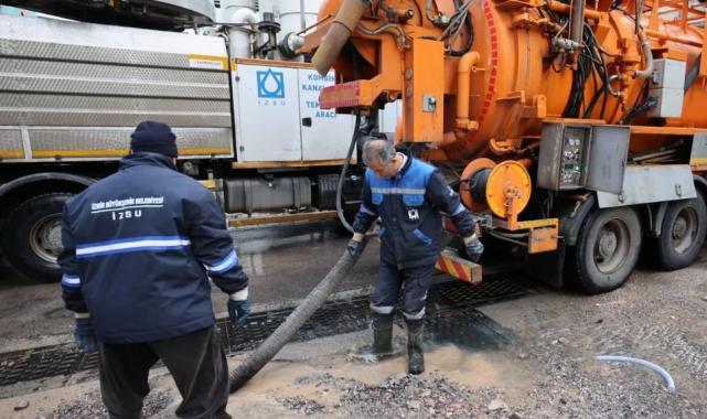 İzmir'de kuvvetli yağış: Belediye ekipleri sahada