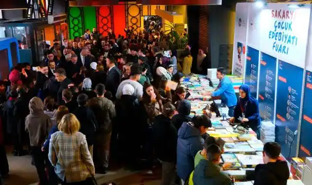 Sakaryalı çocuklar 'Edebiyat Fuarı'nda buluştu