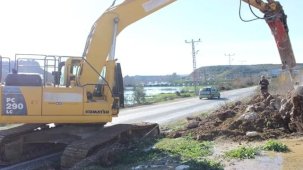 Antalya Büyükşehir Belediyesi ekiplerinden yol mesaisi