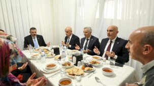 Bakan Çiftçi depremzede aileyle iftar yaptı