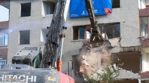 Bakırköy’de 46 yıllık riskli bina yıkıldı