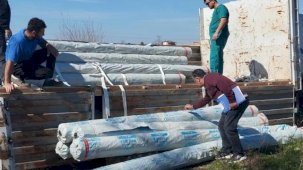 Hortumdan zarar gören üreticilere sera naylonu dağıtıldı